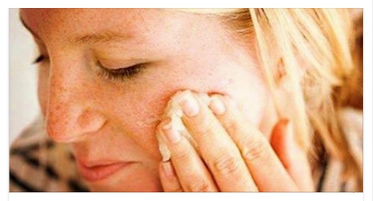 STROFINA LO ZUCCHERO SULLA PELLE E QUELLO CHE OTTIENE E' SORPRENDENTE - 06/07/2015