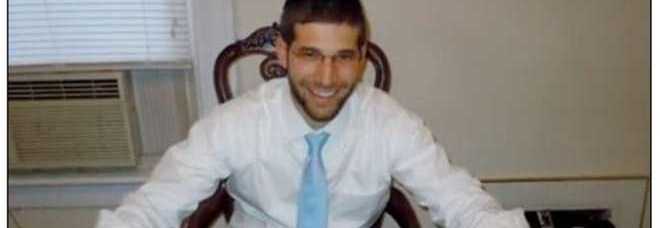TROVA 73.000 EURO NELLA SCRIVANIA COMPRATA ONLINE E LI RESTITUISCE AL PROPRIETARIO - FOTO - 12/11/2013