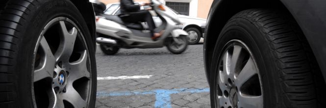 IL VERDETTO CHE RIBALTA IL PARCHEGGIO A PAGAMENTO: ''VIA LE MULTE, LA STRISCIA BLU E' UNA TASSA'' - 22/09/2015