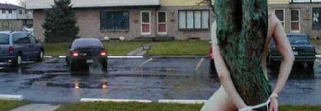 LEGA LA MOGLIE NUDA ALL'ALBERO PER FARLE CAPIRE CHI COMANDA - 23/09/2015