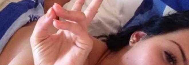 LA PROSPEROSA MODELLA PUBBLICA LA FOTO DOPO UN ''RAPPORTO'' PER RICATTARLO: MA LUI NON E' UNO QUALSIASI - 23/09/2015