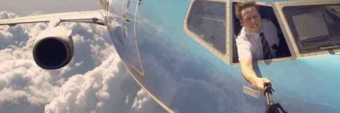 LE MORTI PIU' ASSURDE DEL 2015: SELFIE, MODA PERICOLOSA: ''NEL 2015 HA UCCISO PIU' DEGLI SQUALI'' - 23/09/2015