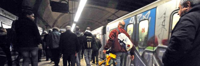 TRAGEDIA SFIORATA, CROLLA IL SOFFITTO SULLA METROPOLITA, TRENI BLOCCATI - 28/09/2015