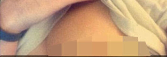 SI SCATTA LA FOTO INTIMA: ''GUARDA COSA TI SEI PERSO''. MA ANZICHE' ALL'AMANTE, LA INVIA A QUALCUN ALTRO - 01/10/2015