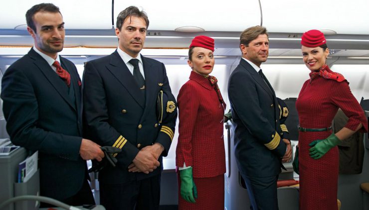 LE NUOVE DIVISE DELL'ALITALIA STANNO FACENDO DISCUTERE IL MONDO, ECCO PERCHE'. AVETE NOTATO IL PARTICOLARE? - 23/05/2016