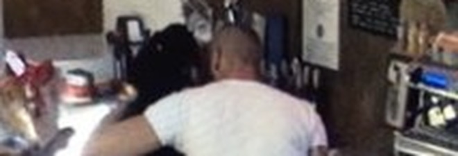 LA BARISTA FA SESSO CON DUE UOMINI DIETRO AL BANCONE: IL PROPRIETARIO LA PICCHIA E PUBBLICA TUTTO SU FB - 29/11/2016