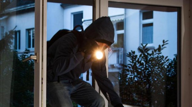 INTERNET AIUTA ANCHE I LADRI, VITTIME SPIATE GRAZIE A FACEBOOK. ECCO LA TECNICA - 23/12/2014