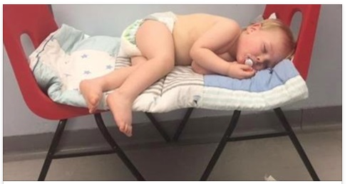 UN BAMBINO DI 2 ANNI HA ASPETTATO 5 ORE IN OSPEDALE PRIMA DI ESSERE VISITATO - FOTO - 24/01/2017