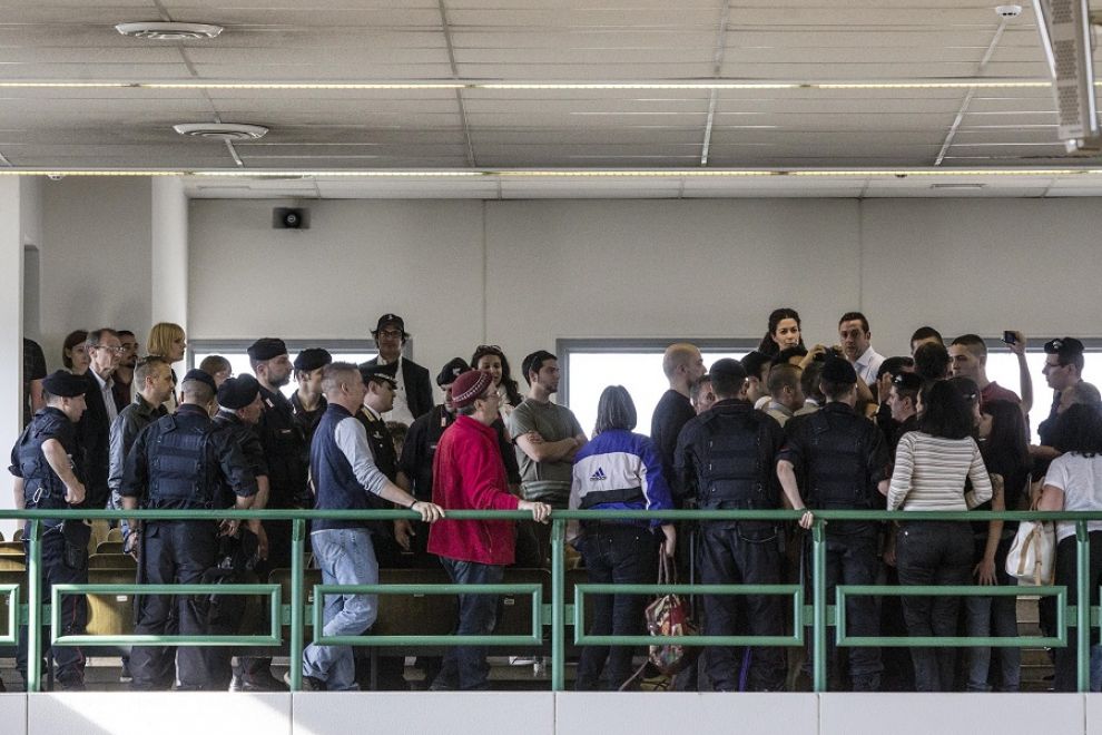 SENTENZA CUCCHI: DITO MEDIO DEGLI IMPUTATI AI FAMILIARI - FOTO - 02/11/2014