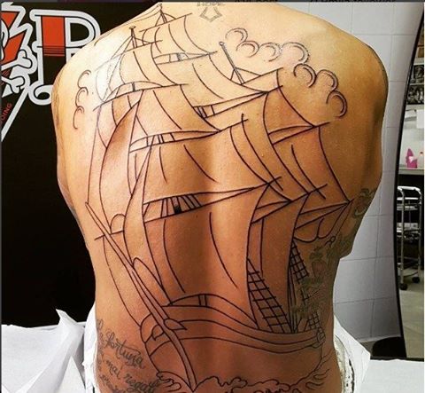 NUOVO E GIGANTESCO TATUAGGIO PER UN CALCIATORE DEL NAPOLI: AVETE CAPITO DI CHI SI TRATTA? - 26/01/2017