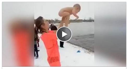 FA OSCILLARE IL SUO BAMBINO PER LE BRACCIA IN MEZZO ALLA NEVE: MA QUELLO CHE SUCCEDE DOPO E' ANCORA PIU' SCIOCCANTE - 31/01/2017