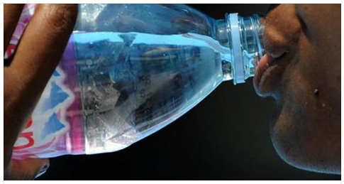 BEVE 8 LITRI DI ACQUA AL GIORNO PER UNA DIETA, DONNA RISCHIA DI MORIRE A CATANIA: LE TREMENDE CONSEGUENZE DELLA DIETA - 09/02/2017