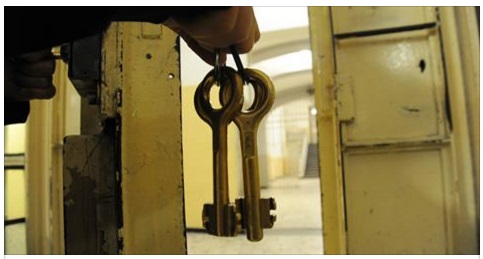 IN CARCERE PER STUPRO SULLA FIGLIA: VIENE SODOMIZZATO IN QUESTO MODO ASSURDO PER 30 GIORNI CONSECUTIVI - 09/02/2017