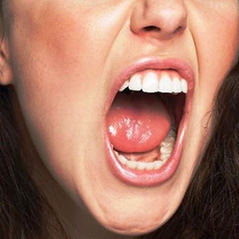 ''GUARDA CHE TI FACCIO...'' TORNA A CASA DALLA MESSA E INIZIA UNA FEROCE DISCUSSIONE COL RAGAZZO: GLI ABBASSA I PANTALONI E... - 10/02/2017