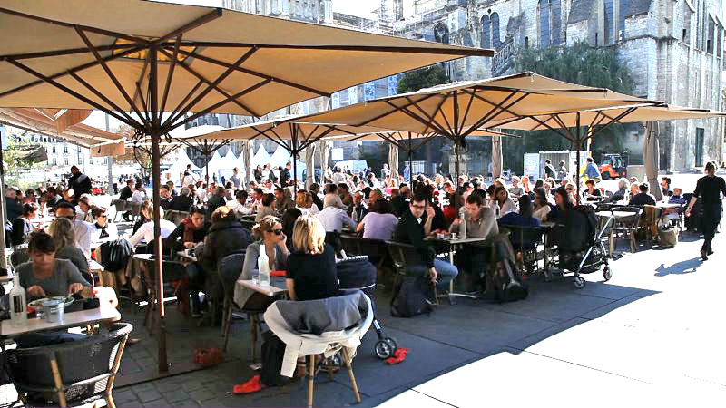 BEVE UN CAFFE' AL TAVOLINO DI UN BAR E VIENE RISUCCHIATA DA UNA VORAGINE. GUARDA LA FOTO SHOCK - 24/04/2015