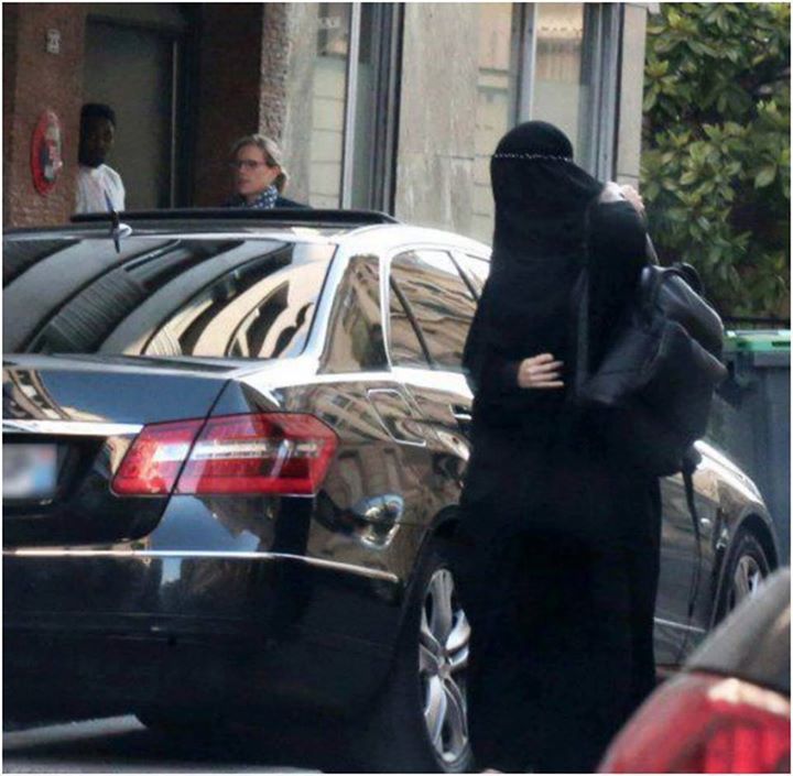 SI MISE IL BURKA PER ANDARE A RIFARSI IL SENO: NONOSTANTE L'INCREDIBILE TRAVESTIMENTO E' STATA SMASCHERATA - ECCO CHI E' - 17/02/2017