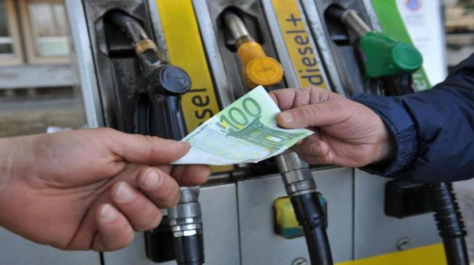 CARO CARBURANTI: AUMENTI PAZZI. ECCO QUANTO COSTERANNO DA OGGI BENZINA E DIESEL - 24/04/2015