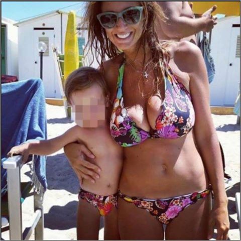 CORPO ESPLOSIVO, BELLISSIMA E' UNA DELLE MAMME E MOGLIE PIU' INVIDIATE D'ITALIA: NON IMMAGINERETE MAI CHI SIA IL MARITO - 20/02/2017