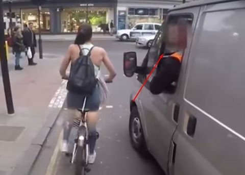 ''MA HAI IL CICLO? L'AUTISTA DEL FURGONE MOLESTA PESANTEMENTE LA CICLISTA: LA REAZIONE DELLA RAGAZZA E' DA STANDING OVATION - 23/02/2017