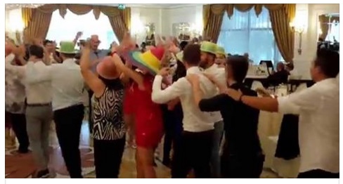 COMITIVA DI 40ENNI FANNO IL ''TRENINO'' DI FINE FESTA IN UN RISTORANTE E SCAPPANO - 05/03/2017