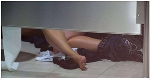RAGAZZINA DI 15 ANNI SI CHIUDE IN BAGNO DELLA SCUOLA CON 20 RAGAZZI: ''NON HO FATTO NULLA DI MALE'' - 12/03/2017