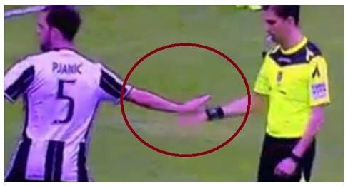 CLAMOROSO - TAGLIAVENTO LO GRAZIA, AVREBBE SALTATO NAPOLI-JUVE: IL GESTO CHE SCATELA  POLEMICA SUI SOCIAL - 18/03/2017