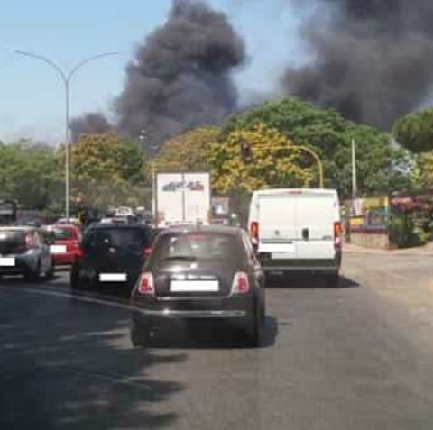 ROMA - COLONNA DI FUMO ALTISSIMA: MOLTA PAURA PER I RESIDENTI - 27/06/2017