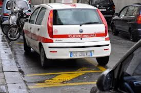TROVA L'AUTO DEI VIGILI SUL POSTO DISABILI: 'NON SEI NESSUNO'. E LO MULTANO - 25/01/2013