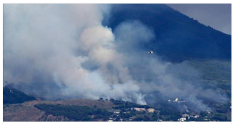 VESUVIO IN FIAMME, I TURISTI SCAPPANO TERRORIZZATI: ''EVACUATI ALLOGGI E RISTORANTI'' ECCO COSA STA ACCADENDO - 06/07/2017