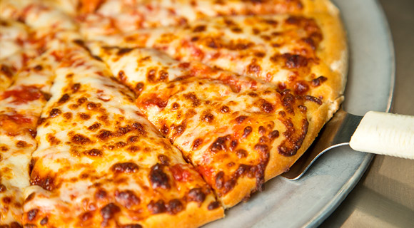 SI NUTRE ESCLUSIVAMENTE DI PIZZA AL FORMAGGIO DA 25 ANNI ED E' IN PERFETTA FORMA - FOTO - 16/09/2014