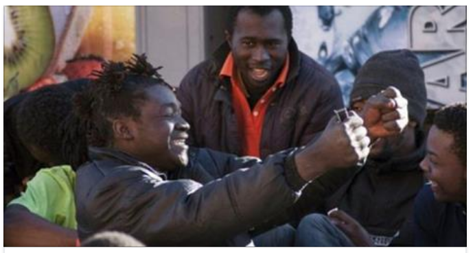 IL MARITO IRROMPE NEL CENTRO MIGRANTI: ''MIA MOGLIE NUDA CON ALTRE DONNE IN MEZZO A DECINE DI UOMINI'' ECCO COS'E' SUCCESSO - 20/10/2017