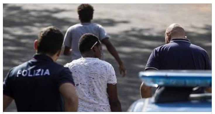 LA LUNGA CODA DI MOGLI ITALIANE IN FILA PER FARE SESSO CON I MIGRANTI: BECCATE COSI' - 20/10/2017