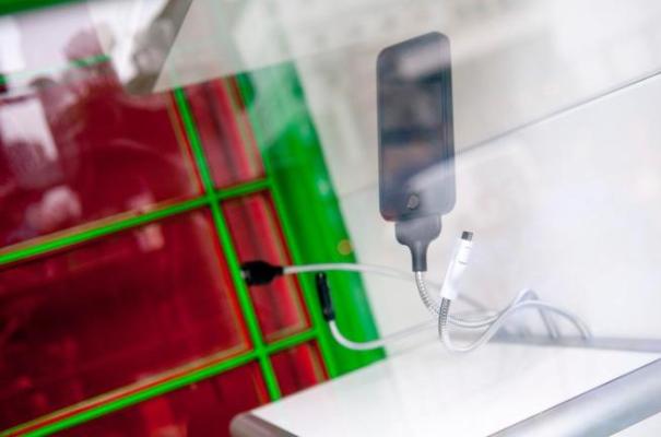 NASCONO LE CABINE TELEFONICHE PER RICARICARE LO SMARTPHONE - 16/11/2014