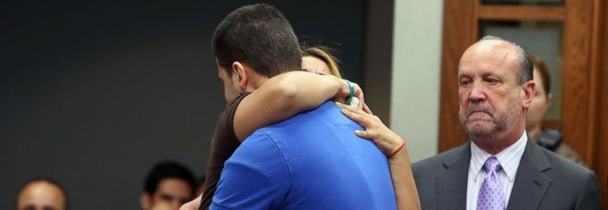 LA MAMMA ABBRACCIA IL KILLER DI SUA FIGLIA IN TRIBUNALE. IL MOTIVO È COMMOVENTE - 20/04/2015