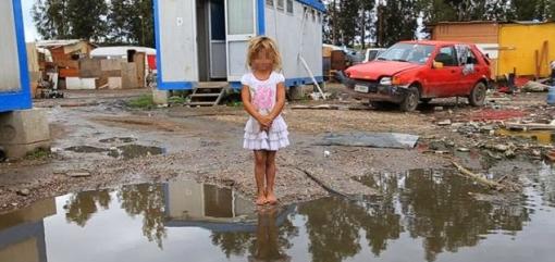 FOLGORATA MENTRE GIOCAVA NEL CAMPO ROM: MUORE BIMBA DI DUE ANNI - 07/05/2015