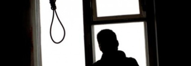 LA FAMIGLIA NON LO VUOLE IN CASA, LUI SI IMPICCA - 07/05/2015