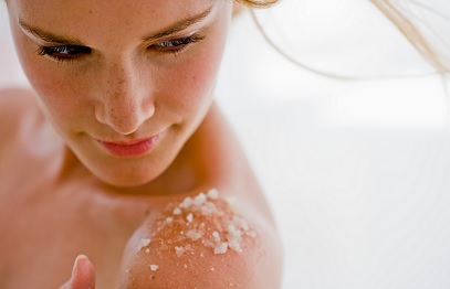 ABBRONZATURA PERFETTA SENZA MACCHIE CON LO SCRUB NATURALE FAI DA TE: ECCO QUAL'E' - 08/05/2015