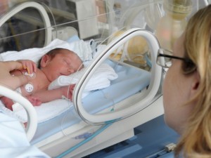 ECCO LA BIMBA NATA DA ABORTO MANCATO: I GENITORI LA CONSIDERANO UN DANNO DA RISARCIRE - 07/08/2015