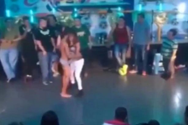 ATTI OSCENI IN DISCOTECA PER UN DRINK GRATIS. IL VIDEO  DIVENTA VIRALE, CLUB COSTRETTO A CHIUDERE - 21/09/2015