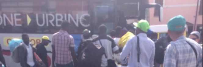 I VU CUMPRA' ASSALTANO IL BUS: GLI STUDENTI CACCIATI A SPINTONI - 21/09/2015