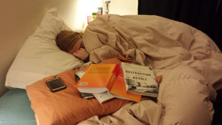 PUBBLICA QUESTA FOTO DELLA RAGAZZA CHE DORME. LA FOTO FA IL GIRO DEL MONDO: GUARDA IL PARTICOLARE - 13/01/2016