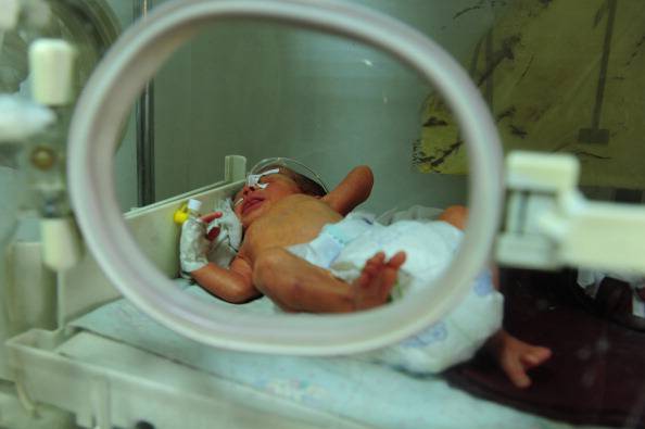 17ENNE PARTORISCE IN BAGNO E POI VERSA DELLA CANDEGGINA NELLA BOCCA DEL NEONATO - 14/01/2016