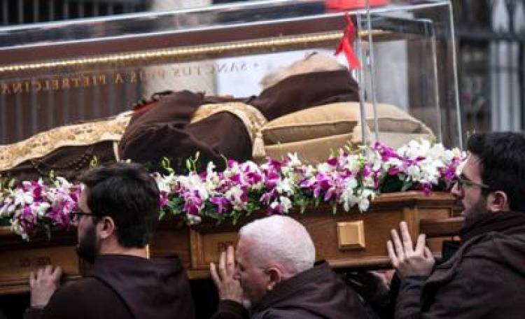 UN MOMENTO EMOZIONANTE: LA SALMA DI PADRE PIO E' ARRIVATA ALLA BASILICA DI SAN LORENZO - FOTO - 03/02/2016