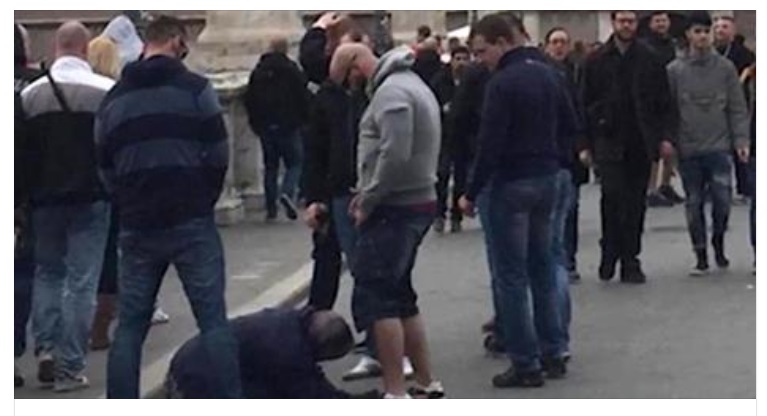 ROMA: TIFOSI DELLO SPARTA PRAGA URINANO SU UNA MENDICANTE - VIDEO - 18/03/2016