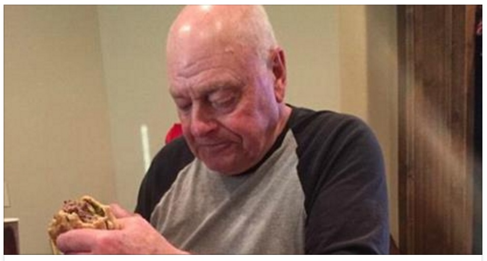 IL NONNO INVITA I SEI NIPOTI A CENA A CASA. NESSUNO CI VA. LA FOTO COMMUOVE IL WEB - 18/03/2016