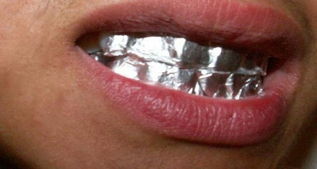 AVVOLGERE I DENTI CON LA CARTA ALLUMINIO: ECCO COSA ACCADE - 20/03/2016