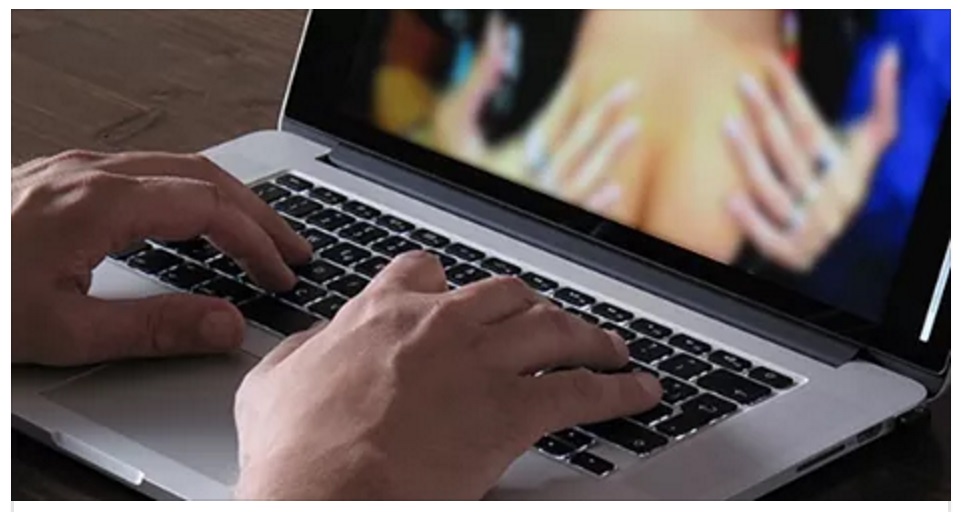 ADESCA LA FIGLIA 14ENNE ONLINE E SI FA INVIARE FOTO HOT: POI IL GESTO ORRIBILE - 20/03/2016