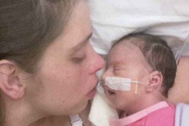 LE STRAZIANTI FOTO DELLA MAMMA CON LA BIMBA SENZA VITA: E' SOPRAVVISSUTA SOLO PER 16 GIORNI - 02/04/2016