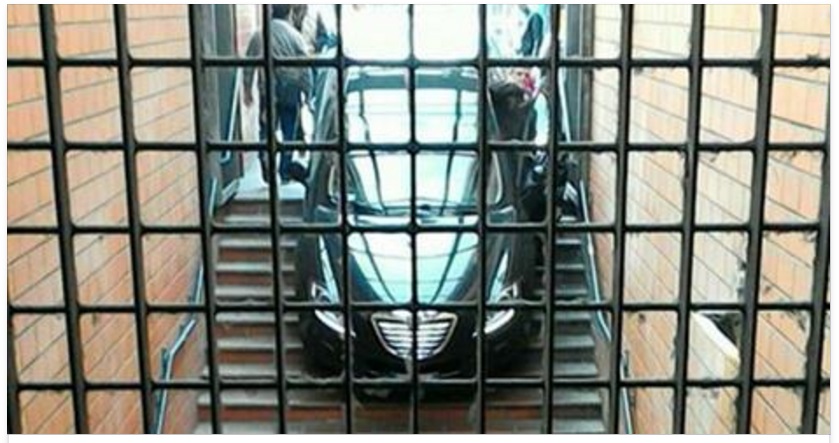ROMA, SCENDE LE SCALE DELLA METRO CON LA SUA AUTO - 02/04/2016