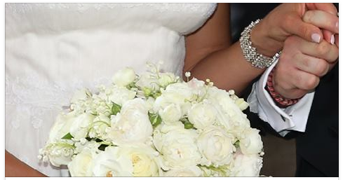 IL FUTURO MARITO LA LASCIA SULL'ALTARE: LA SPOSA FA FESTA LO STESSO E PORTA TUTTI AL RISTORANTE - 26/06/2017